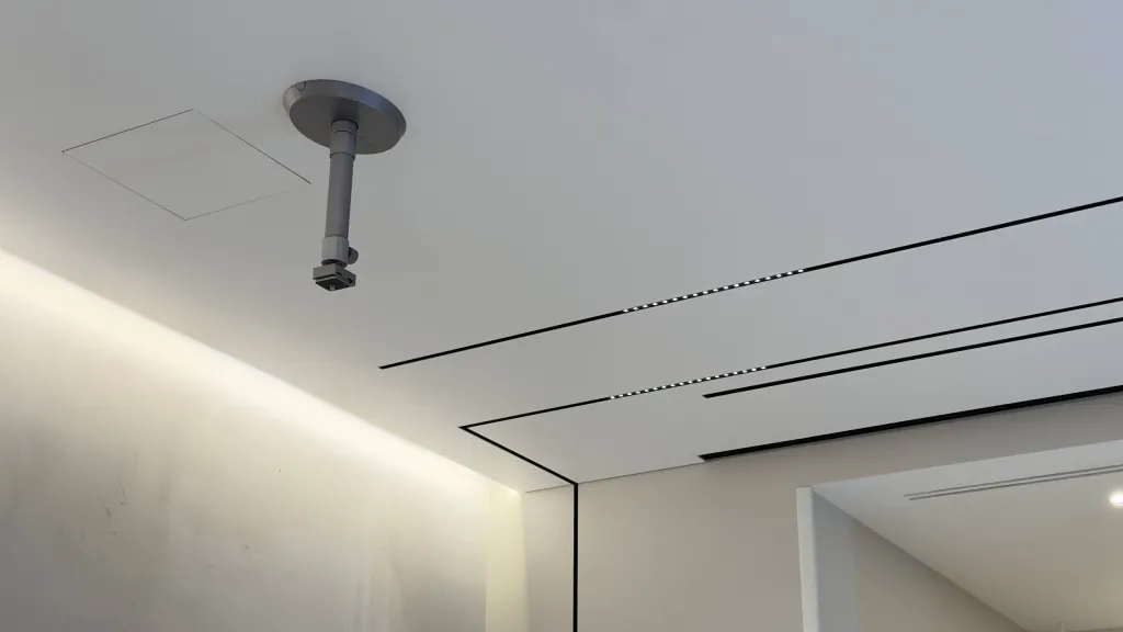 Почему втягивается натяжной потолок при открытии окна и как это исправить