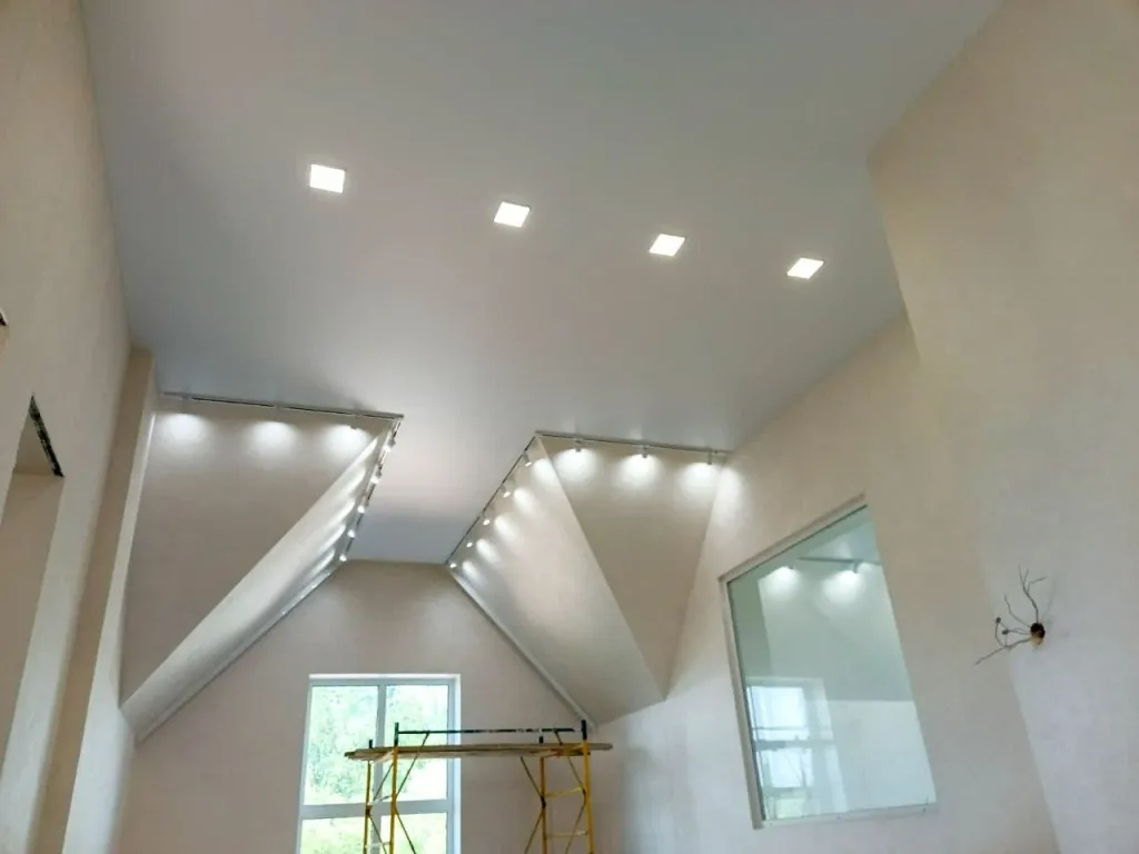 Как выбрать светильники для натяжных потолков?